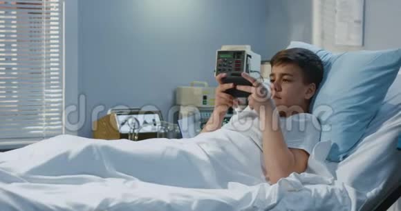 十几岁的病人在医院里和花花公子玩视频的预览图