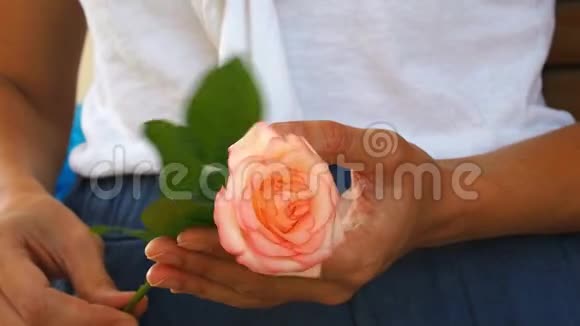 女人手里拿着玫瑰转过身来视频的预览图