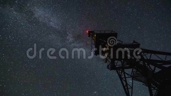 银河系在星夜的通信塔上移动视频的预览图