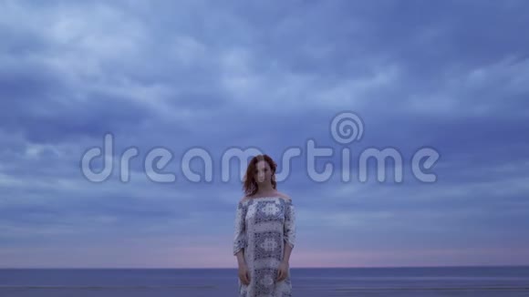 电影背景年轻女子穿着白色连衣裙站在前台享受大自然的天空太棒了视频的预览图