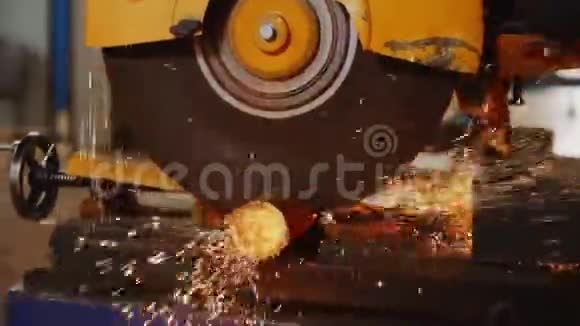 工厂建设用锯切金属管视频的预览图
