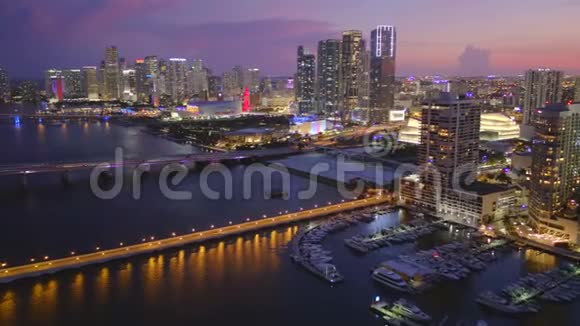 美丽的夏日天空迈阿密市中心空中无人机镜头4k视频的预览图