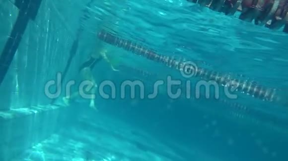 游泳者在水上游泳池练习女游泳运动员练习翻转水下视野视频的预览图
