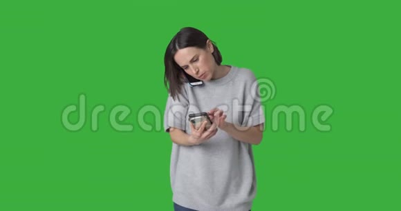 女人厌倦了用三部不同的手机视频的预览图