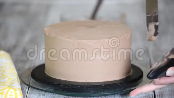 巧克力蛋糕甜点包括巧克力蛋糕奶油巧克力海绵蛋糕带奶油的糕点包视频的预览图
