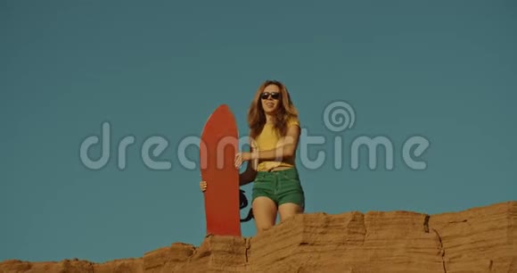 兰斯利德悬崖上的女孩沙艇视频的预览图