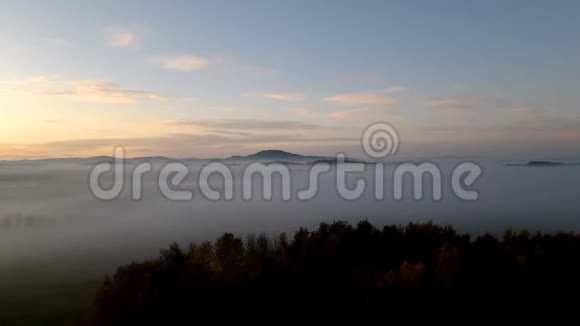 时间流逝的鸟瞰秋天的观叶树雾蒙蒙日出时有山捷克风景视频的预览图