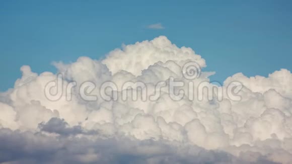 天空中旋转的云视频的预览图