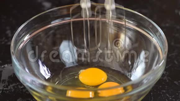 女人糖果者用糖打鸡蛋在鸡蛋里加糖视频的预览图