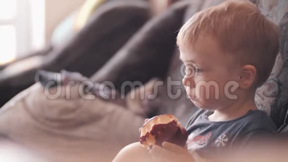 小男孩在吃苹果健康饮食健康食品视频的预览图