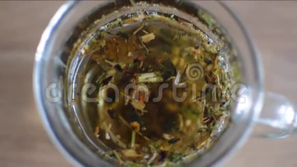 特写顶景植物茶茶叶倒在玻璃的底部视频的预览图