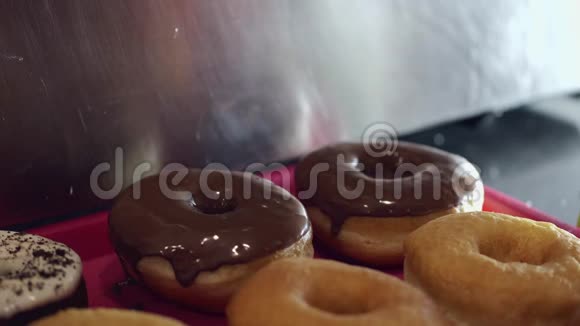 烘焙的甜甜圈被浇上一层视频的预览图