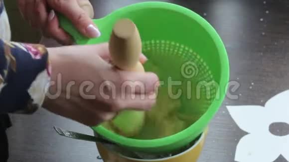 一个女人把煮熟的苹果切成苹果酱使用科兰德和擀面杖视频的预览图