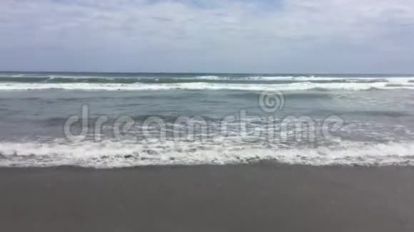 波浪在岸边视频的预览图