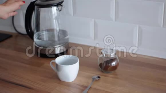 女人煮咖啡在家里煮咖啡的过程茶壶嘴视频的预览图