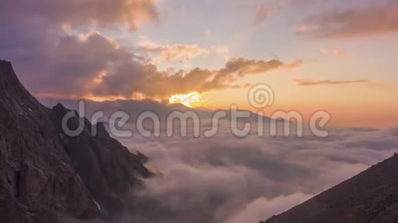 日落时的山脉和移动的云高空超脱视频的预览图