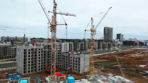 起重机高空飞起高层住宅的开发过程视频的预览图