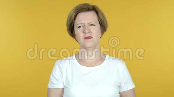 颈痛的老妇人黄背视频的预览图