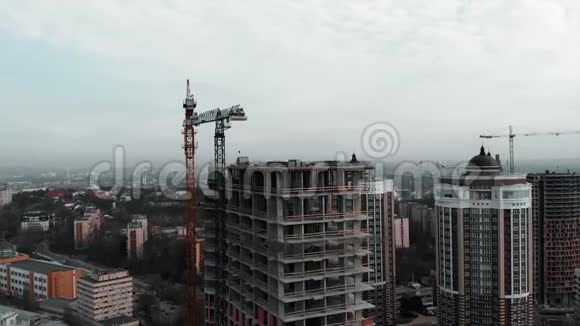 建筑工程中的砖混高空无人机景高层住宅综合体建设无精打采的大型起重机视频的预览图
