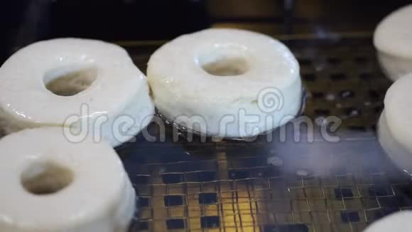 甜甜圈的圆形底座是油炸的视频的预览图