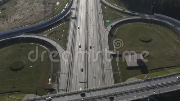 从空中俯瞰繁忙的高速公路视频的预览图