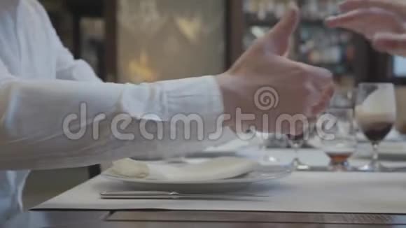 餐厅里男女的浪漫约会双手握着夫人的手视频的预览图