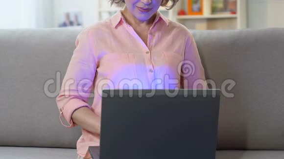 家庭笔记本电脑工作的女性自由职业概念对日常生活的技术影响视频的预览图
