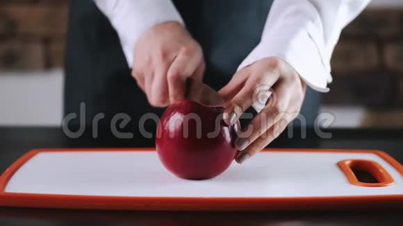 苹果水果正被切在切割板上视频的预览图