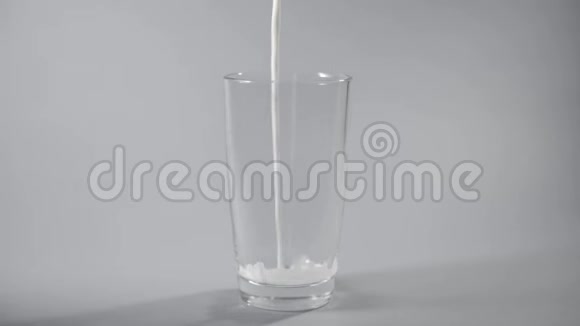 口水往杯子里倒牛奶视频的预览图