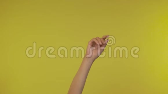 女性用手指指向相机的弯曲视图手指选择黄色背景隔离4Kk视频的预览图