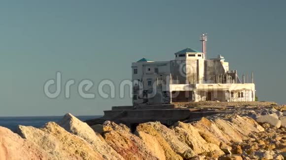 悬崖上的海岸警卫队要塞巨大的石头建筑地中海周围视频的预览图
