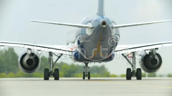 一架乘坐在跑道上的飞机来自涡轮的温暖空气视频的预览图