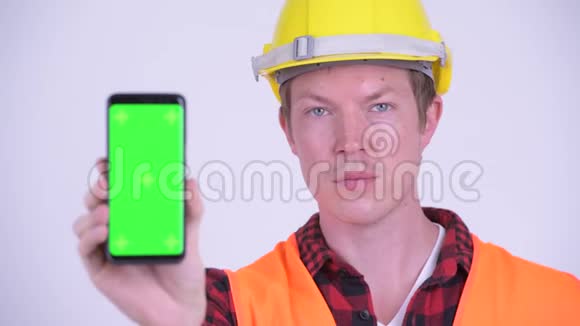 幸福青年建筑工人的脸显示电话视频的预览图