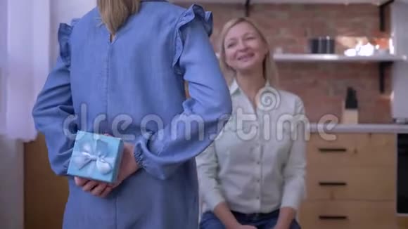送给妈妈小女儿送给妈妈微笑的生日礼物温柔地拥抱在家欢乐视频的预览图