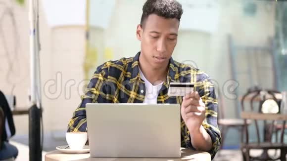 网上购物失败后户外咖啡厅让年轻的非洲男人心烦意乱视频的预览图
