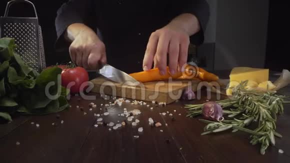 在木板上切生胡萝卜的放大镜头切蔬菜切食物切成圆圈视频的预览图