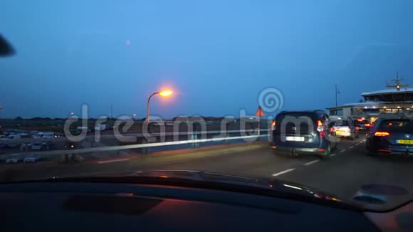 晚上汽车驶入TESO渡轮码头视频的预览图