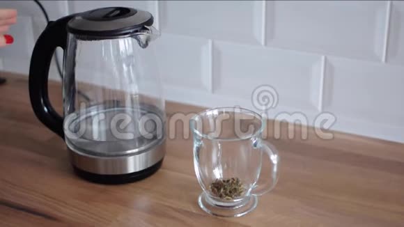 女人泡茶在家泡茶的过程茶壶嘴视频的预览图