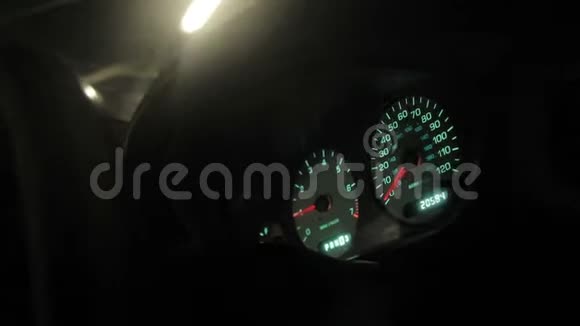 车里的仪表板速度计和移动包括灯泄漏关闭视野三维渲染动画视频的预览图