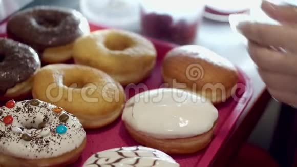 烘焙的甜甜圈被涂上釉面并装饰着顶部视频的预览图