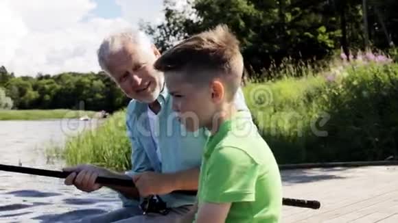 祖父和孙子在河泊9号钓鱼视频的预览图