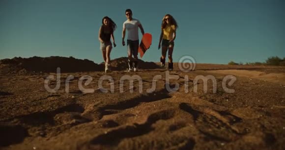 三个沙艇在沙漠中奔跑夕阳的光芒视频的预览图