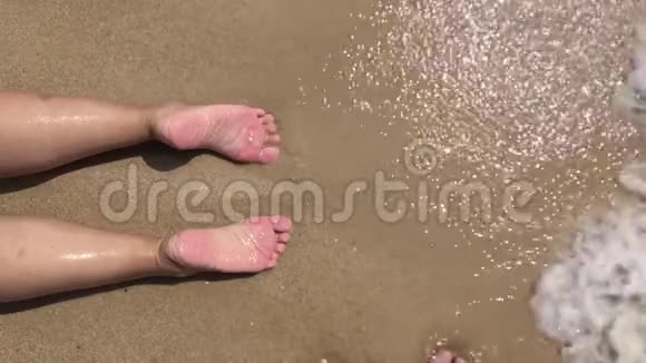 一个漂浮在波浪中的年轻女人的腿视频的预览图