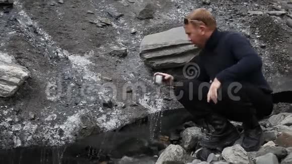 一个人喝山溪里的水视频的预览图