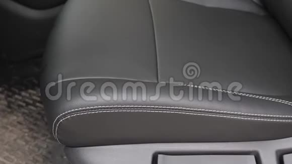 漂亮的黑色皮套在汽车的前座特写视频的预览图