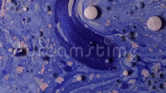 液体油漆彩色气泡图案的移动表面宏观抽象背景视频的预览图