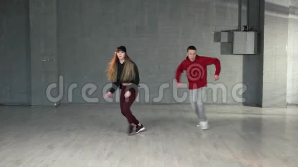 有魅力的夫妇跳嘻哈舞视频的预览图