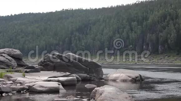 河中巨大的石头视频的预览图