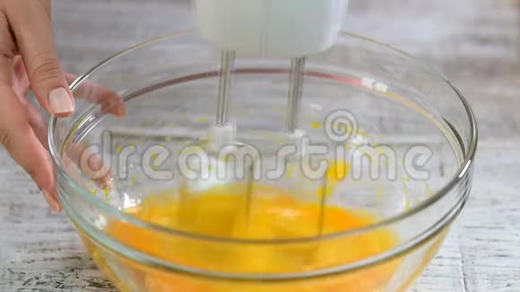 女人糖果者用糖打鸡蛋在鸡蛋里加糖视频的预览图