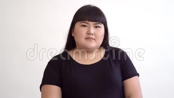 悲伤的亚洲女孩加上白色背景的大小视频的预览图